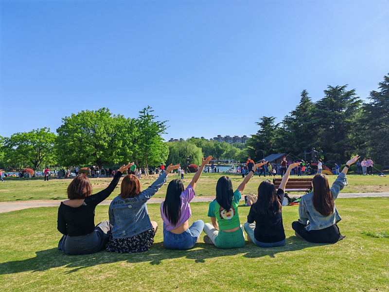 „De la muncă la joacă: ridicați-vă team building-ul cu o experiență de camping memorabilă”