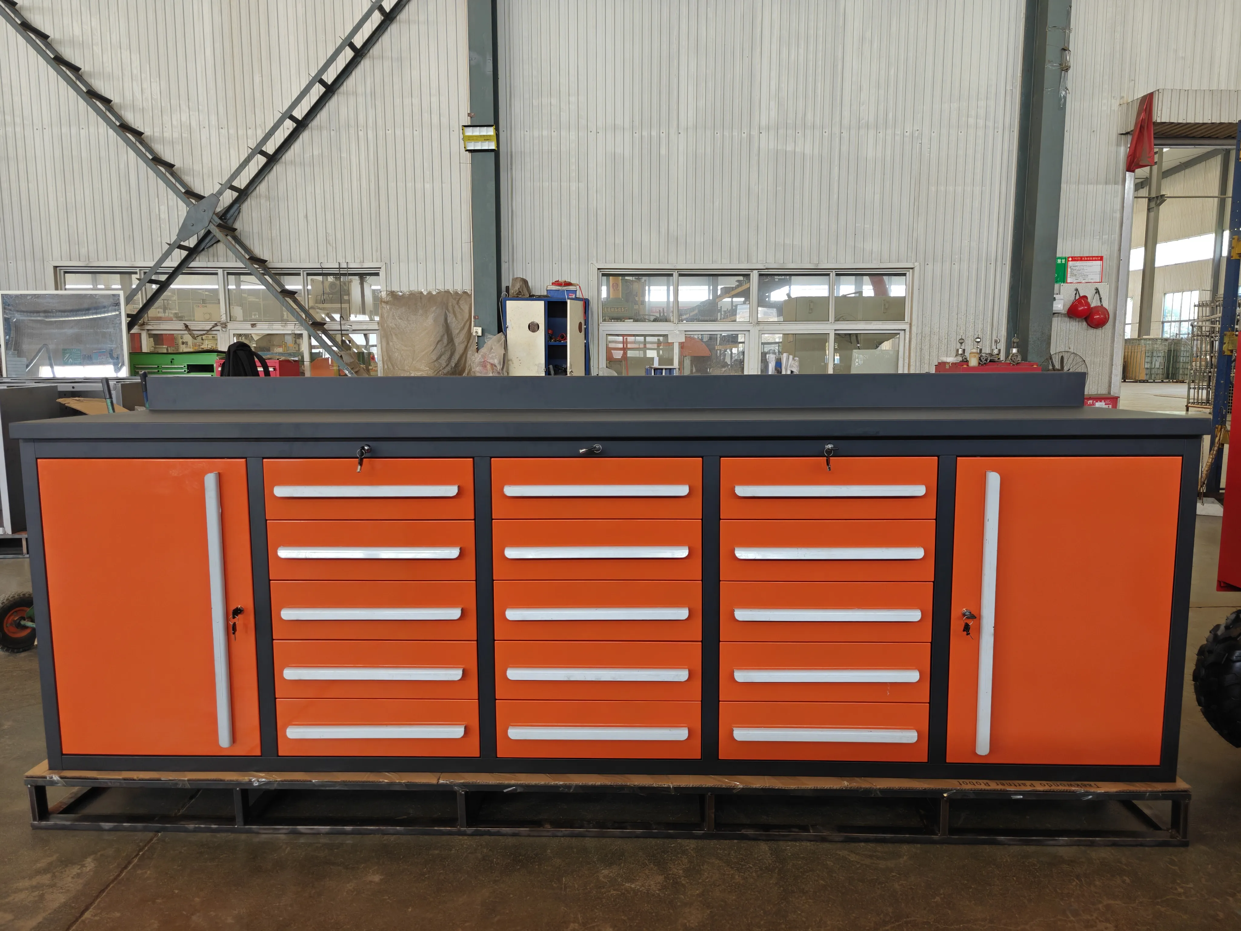 Care sunt caracteristicile bancului de lucru Orange Tool?