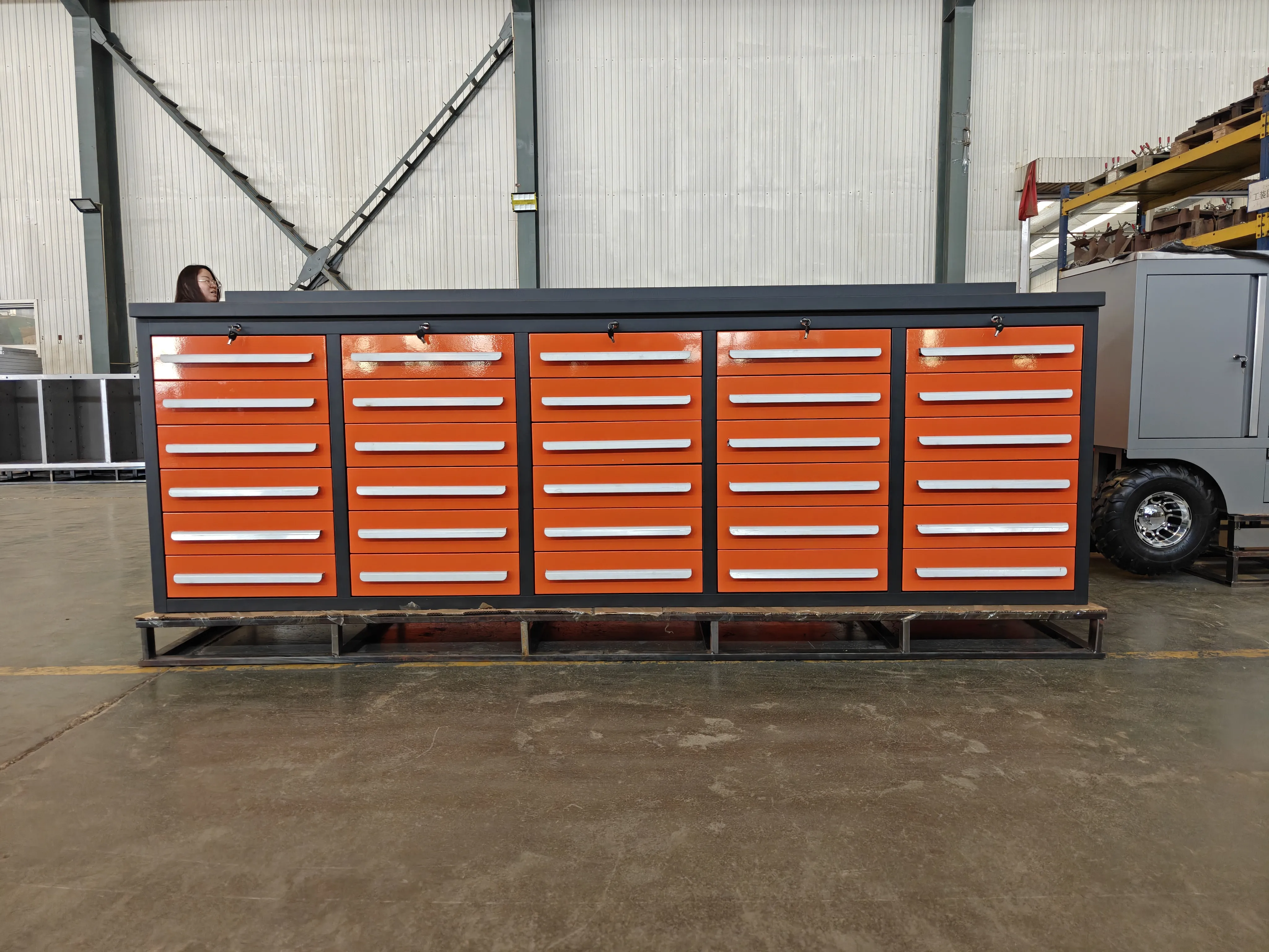 Care sunt caracteristicile bancului de lucru Orange 30 Sertar?